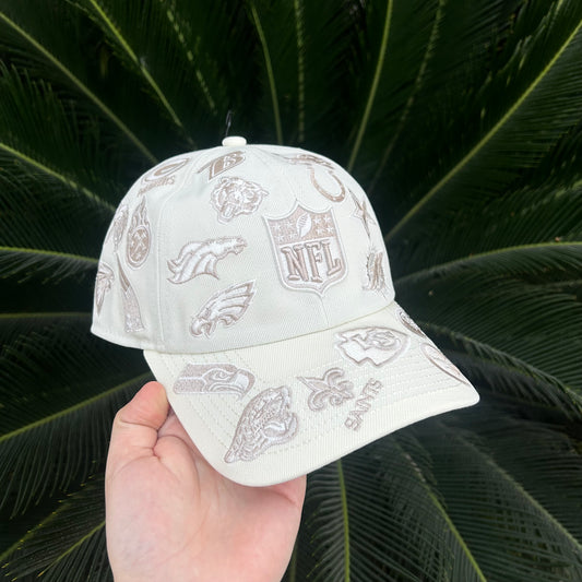 Gorra New Era Bad Bunny All Over Blanca 9FORTY