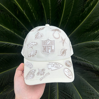 Gorra New Era Bad Bunny All Over Blanca 9FORTY