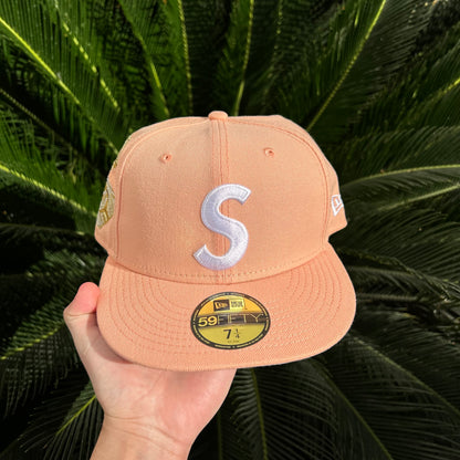 Gorra Exclusiva New Era x Supreme “Jesus Piece” Durazno