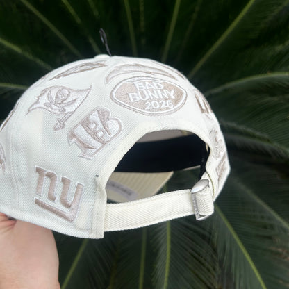 Gorra New Era Bad Bunny All Over Blanca 9FORTY