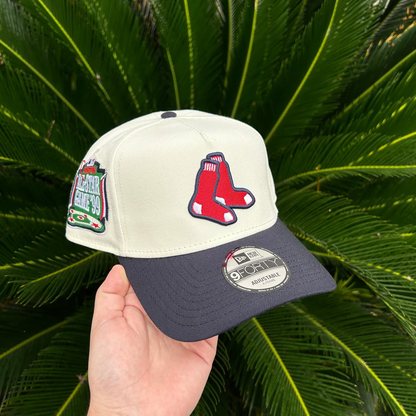 Gorra ajustable New Era 9FORTY beige y gris con logo calcetines rojos Boston Red Sox
