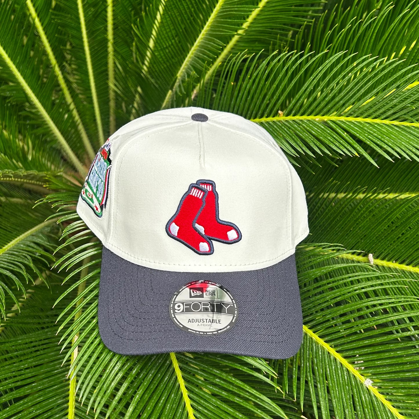 Gorra New Era 9FORTY ajustable con logo rojo de Boston Red Sox sobre fondo de hojas verdes