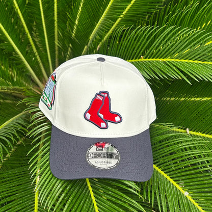 Gorra New Era 9FORTY ajustable con logo rojo de Boston Red Sox sobre fondo de hojas verdes