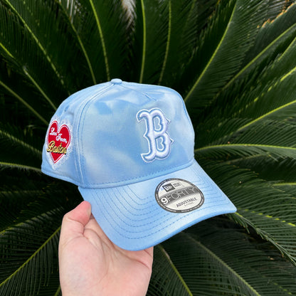 Gorra Exclusiva New Era 9Forty x Boston “San Valentin” - Ajustable / Celeste