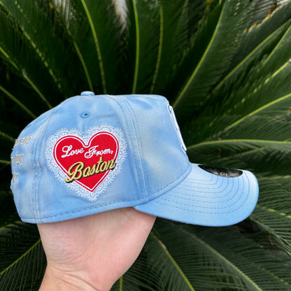 Gorra Exclusiva New Era 9Forty x Boston “San Valentin” - Ajustable / Celeste