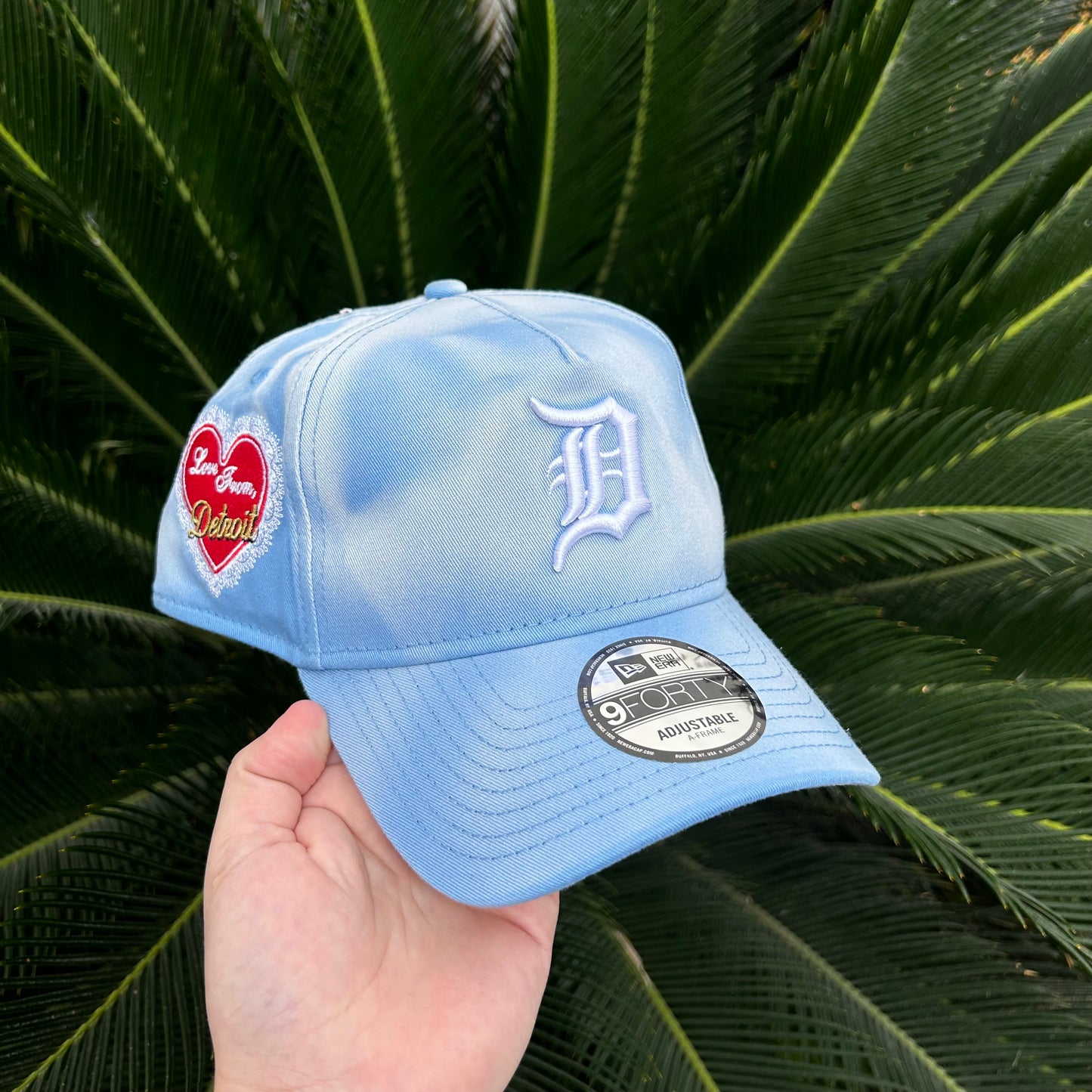 Gorra Exclusiva New Era 9Forty x Detroit “San Valentin” - Ajustable / Celeste