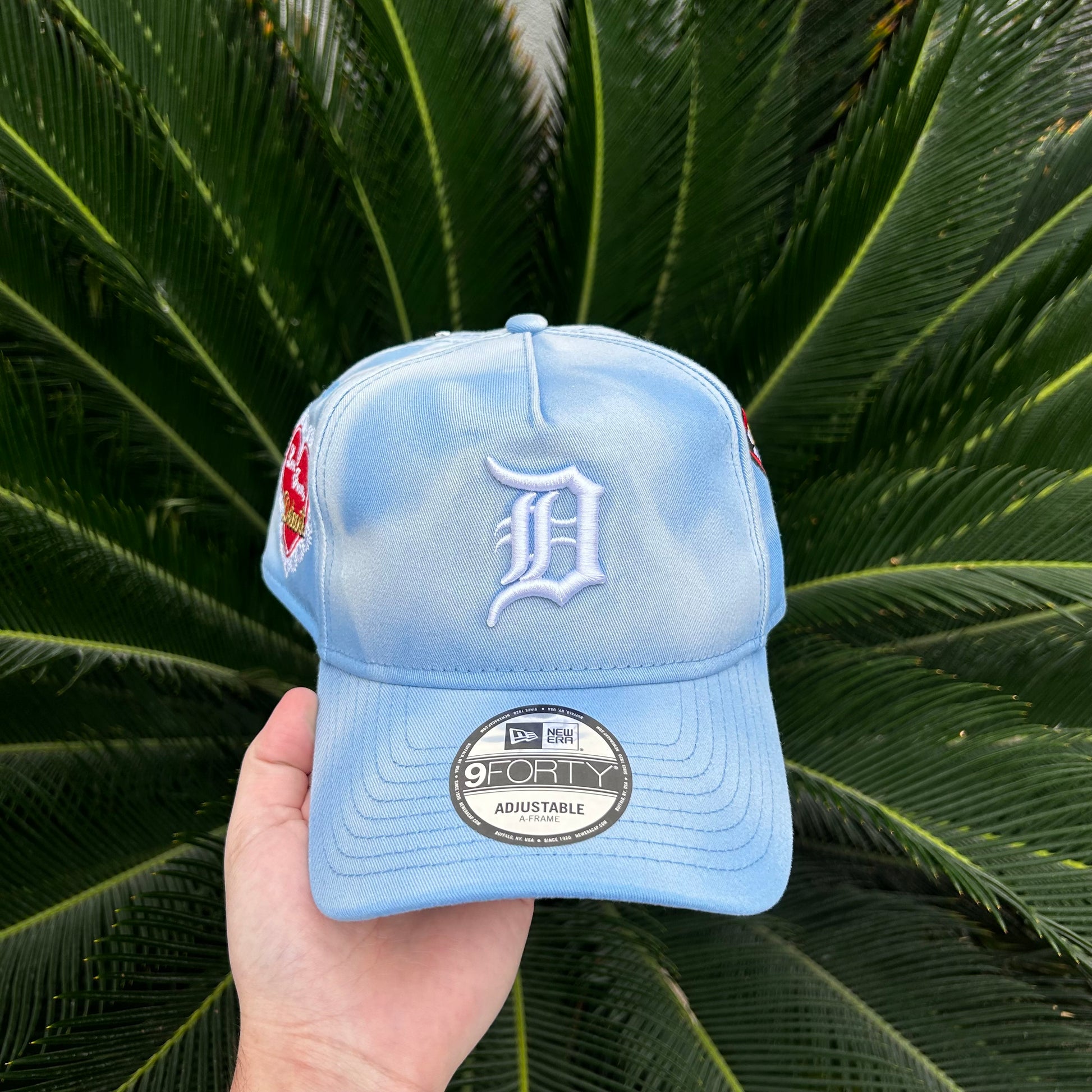 Gorra Exclusiva New Era 9Forty x Detroit “San Valentin” - Ajustable / Celeste
