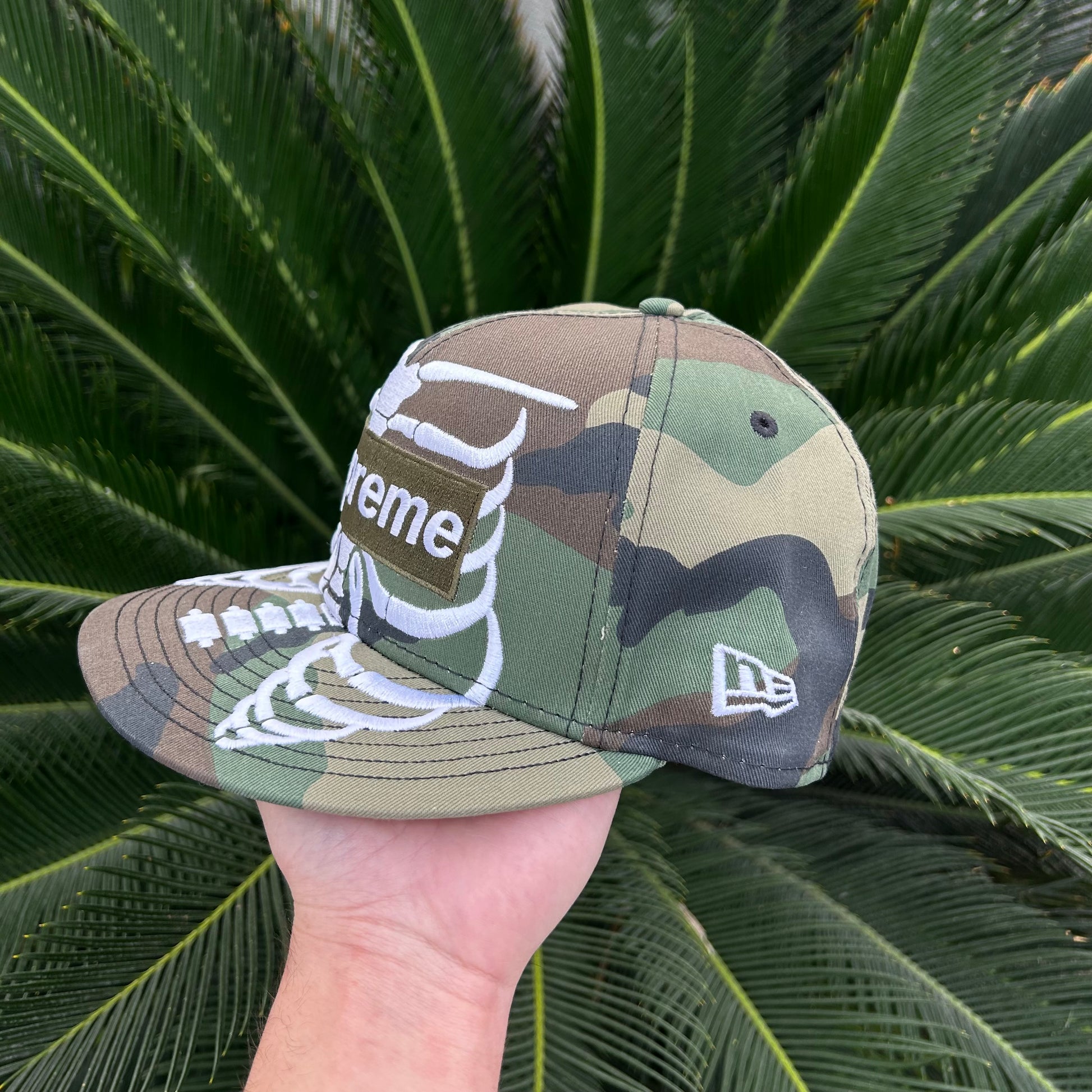 Gorra Exclusiva New Era x Supreme Box Logo - 7 3/8 / Camuflaje