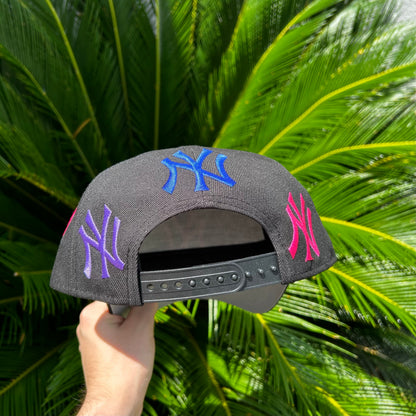 Gorra Exclusiva New Era NY Yankees ’NYNYNY Multilogo’ - Unitalla / Negro