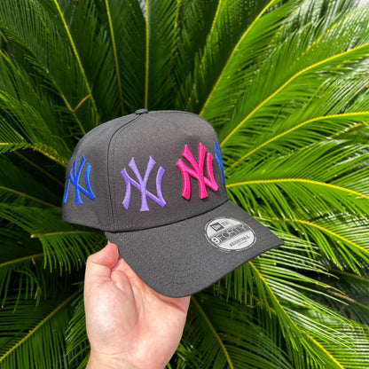 Gorra Exclusiva New Era NY Yankees ’NYNYNY Multilogo’ - Unitalla / Negro