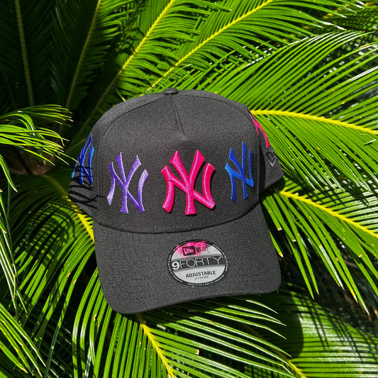 Gorra Exclusiva New Era NY Yankees ’NYNYNY Multilogo’ - Unitalla / Negro