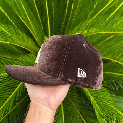 Gorra Exclusiva New Era x Dodgers Velvet Cafe - 7 3/8