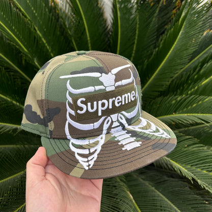 Gorra Exclusiva New Era x Supreme Box Logo - 7 3/8 / Camuflaje