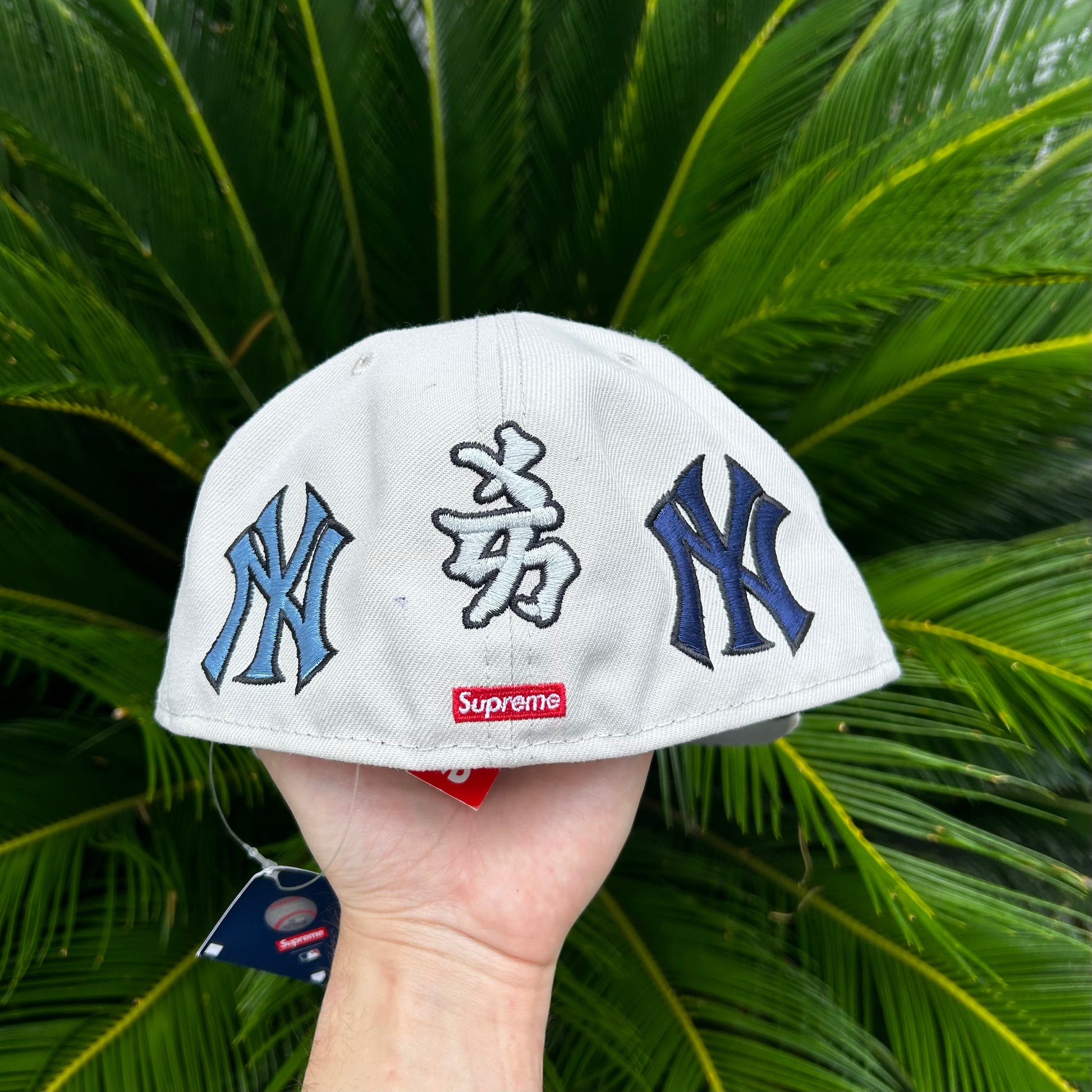 Gorra Exclusiva New Era x Supreme “Kanji” - 7 1/2 / Gris