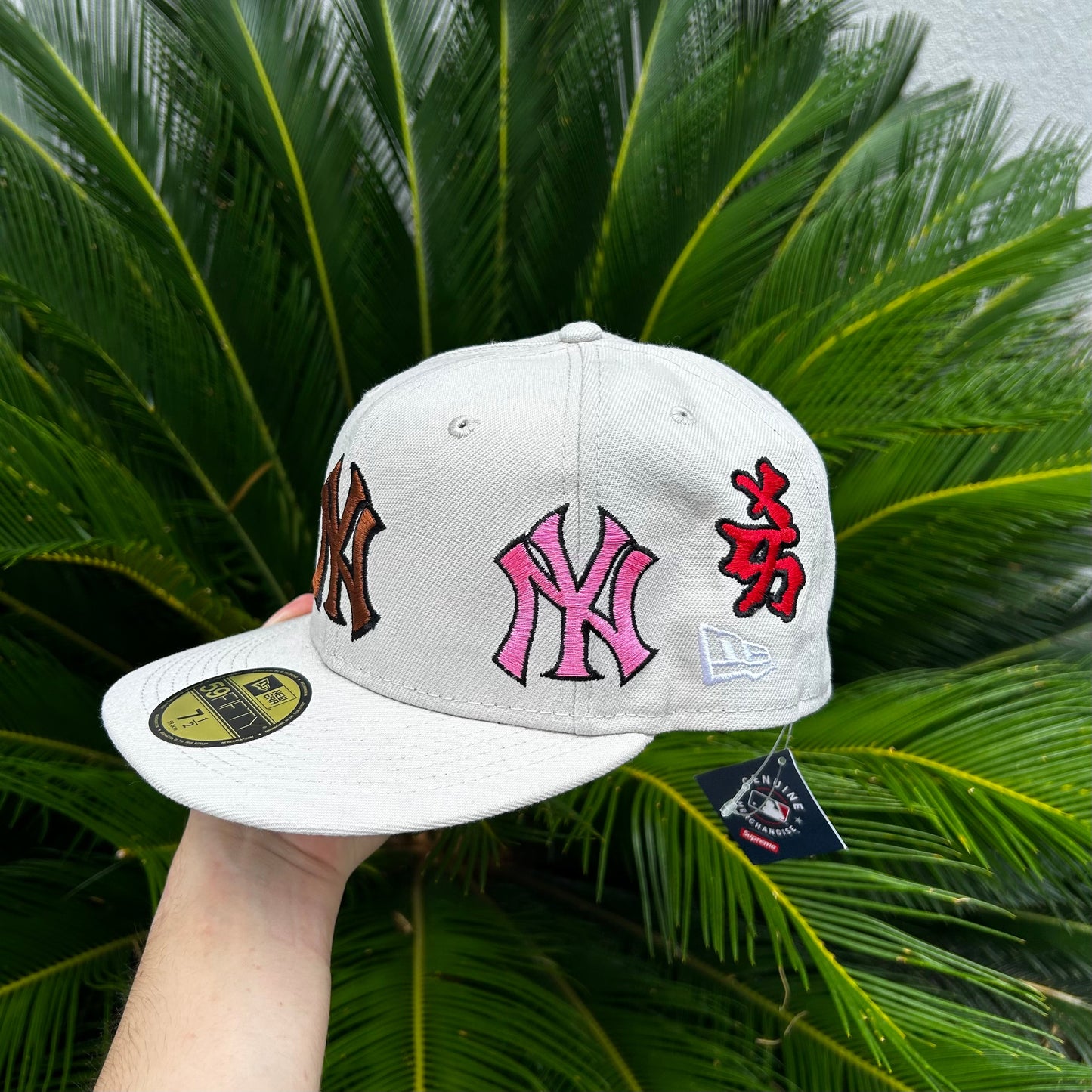 Gorra Exclusiva New Era x Supreme “Kanji” - 7 1/2 / Gris