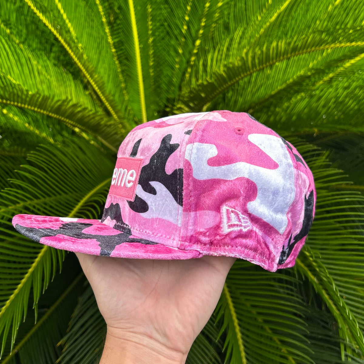 Gorra Exclusiva New Era x Supreme Velvet Camo Rosa - 7 1/2