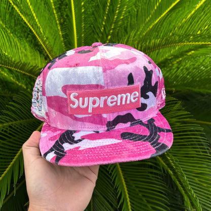 Gorra Exclusiva New Era x Supreme Velvet Camo Rosa - 7 1/2