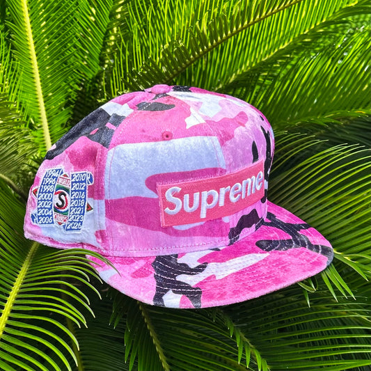 Gorra Exclusiva New Era x Supreme Velvet Camo Rosa - 7 1/2