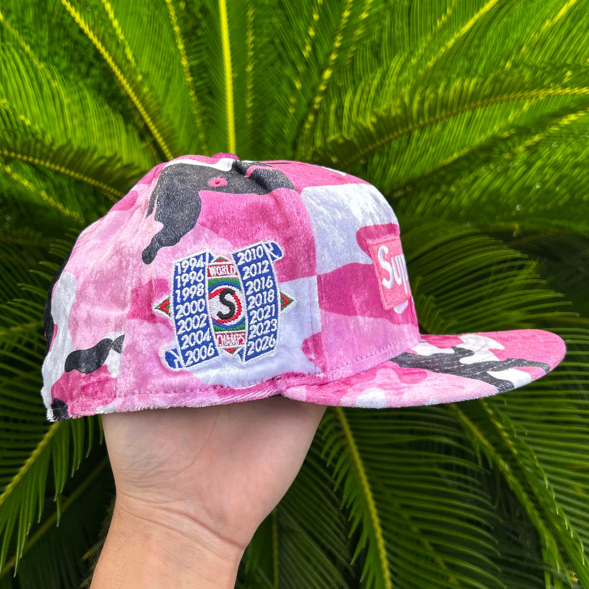 Gorra Exclusiva New Era x Supreme Velvet Camo Rosa - 7 1/2