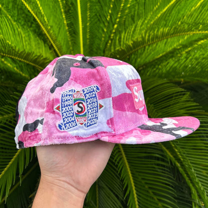 Gorra Exclusiva New Era x Supreme Velvet Camo Rosa - 7 1/2