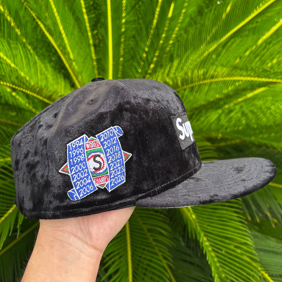 Gorra Exclusiva New Era x Supreme Velvet Negra