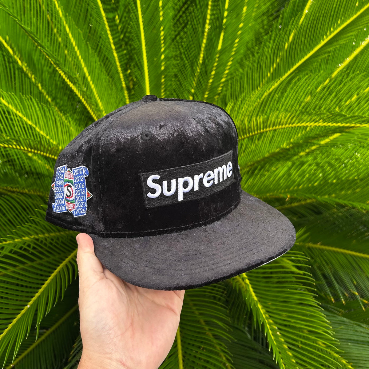 Gorra Exclusiva New Era x Supreme Velvet Negra