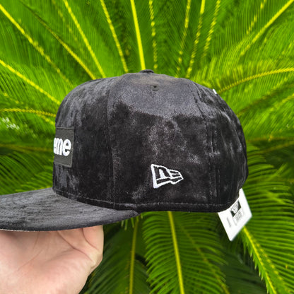 Gorra Exclusiva New Era x Supreme Velvet Negra