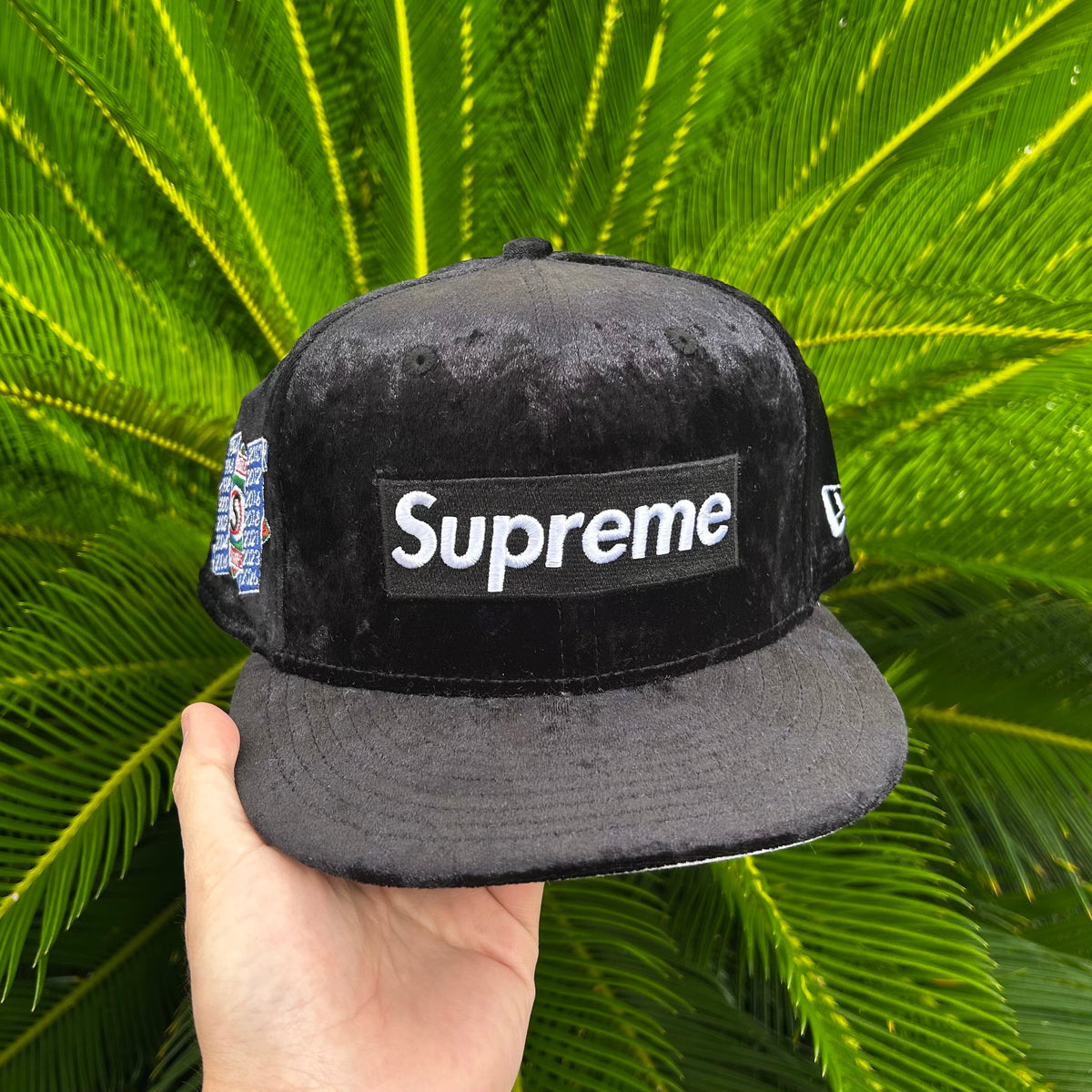 Gorra Exclusiva New Era x Supreme Velvet Negra