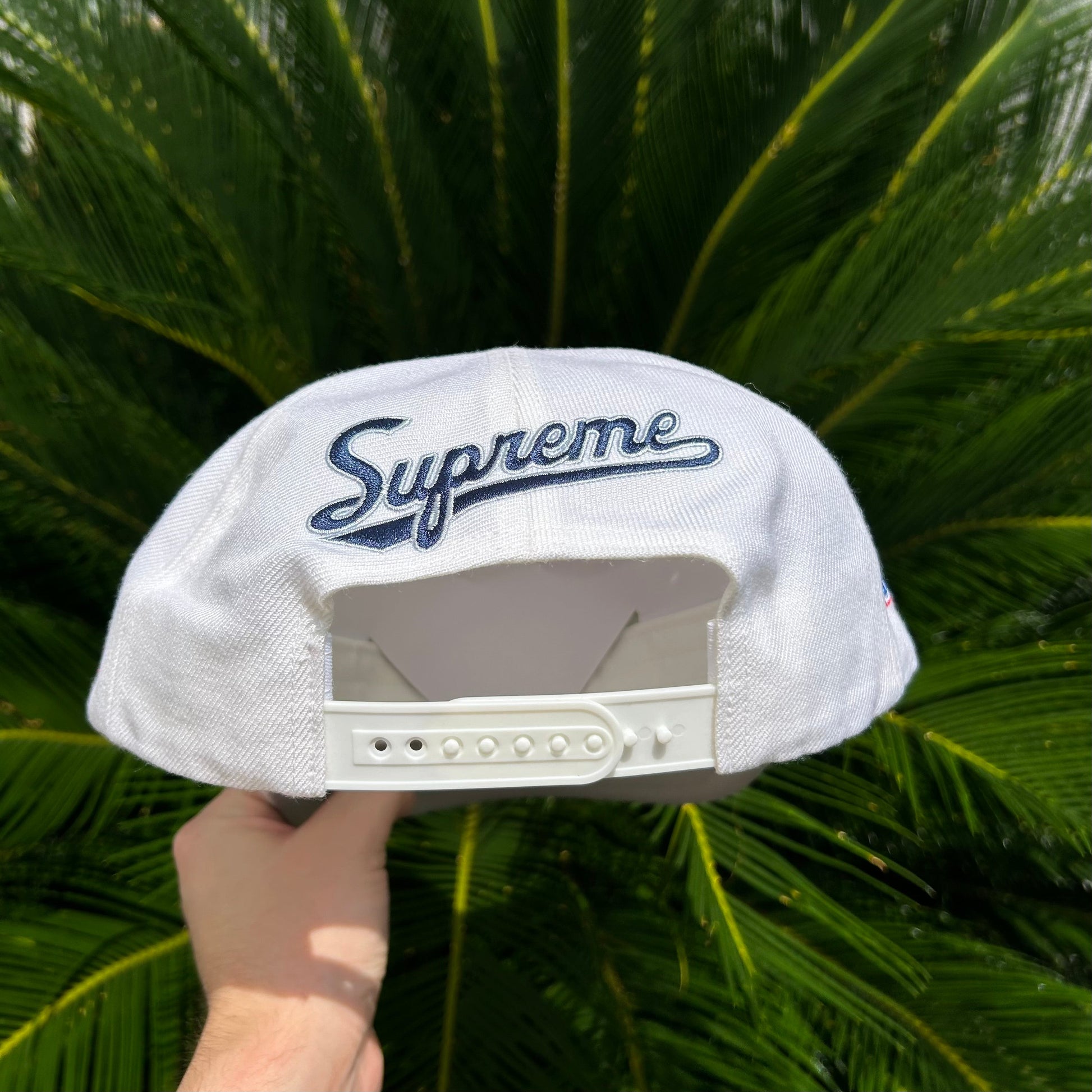 Gorra Exclusiva x Supreme Blanca - Ajustable