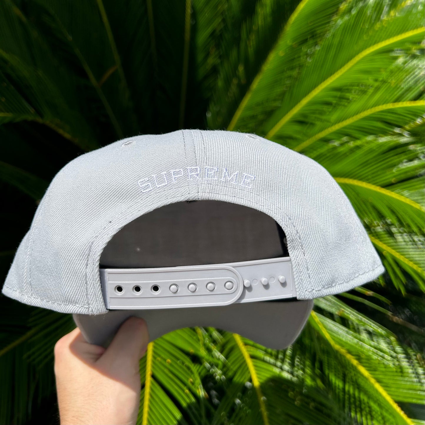 Gorra Exclusiva x Supreme Gris Ajustable