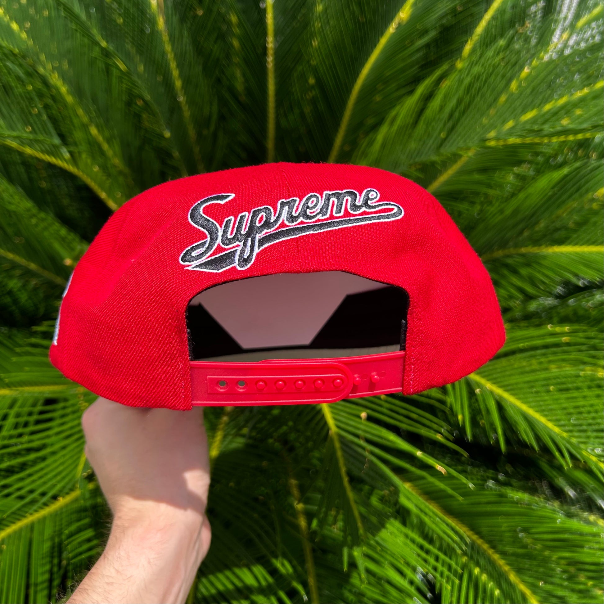 Gorra Exclusiva x Supreme Roja - Ajustable / Rojo