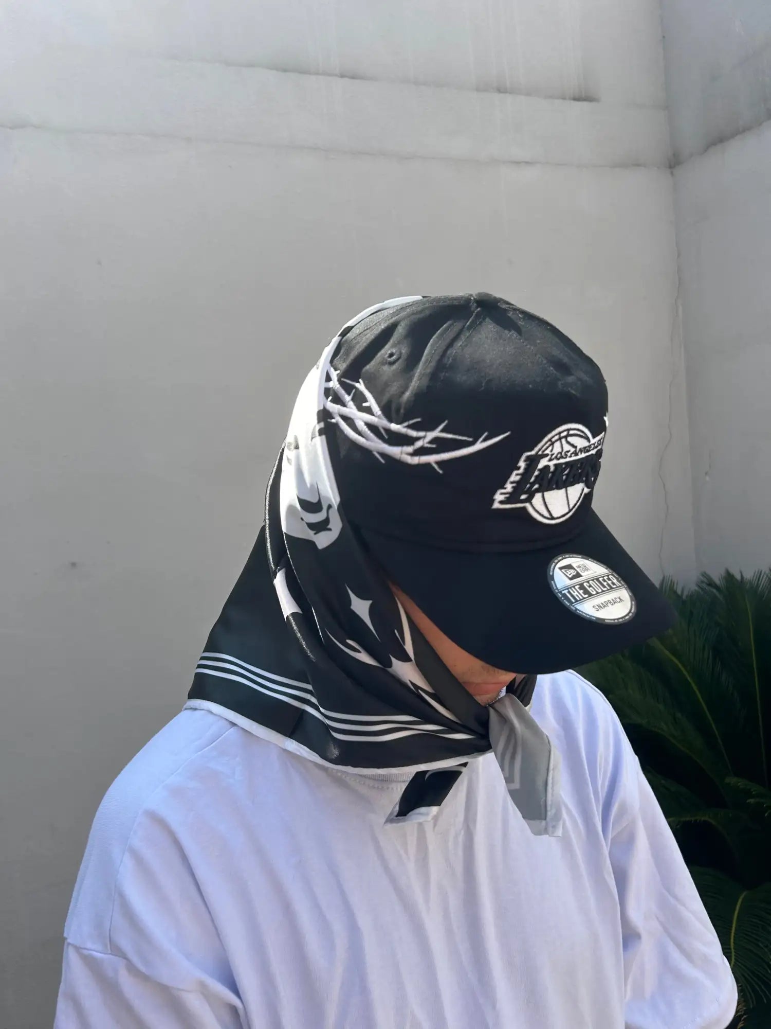 Gorra negra de New Era con espina blanca y bordado del logo de los Lakers.