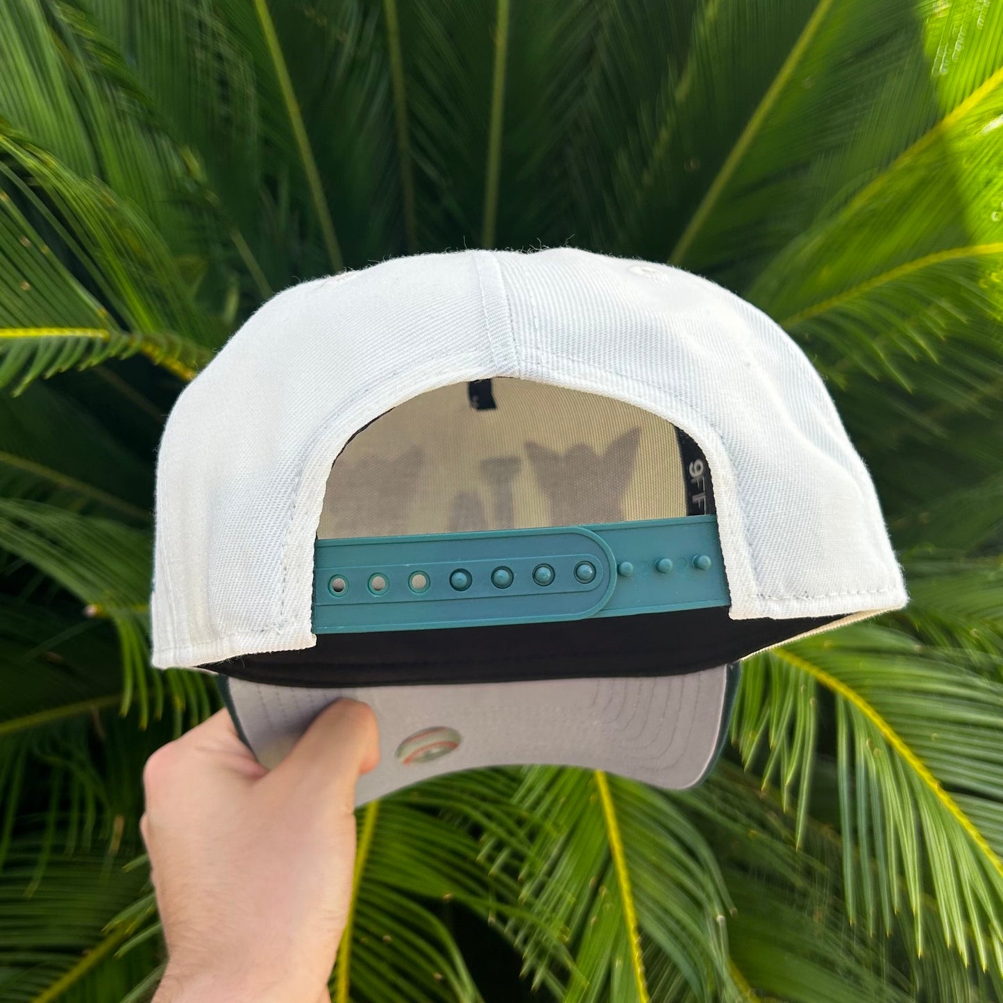 Gorra New Era Exclusiva x Los Angeles Caidos Dodgers 9Fifty - Ajustable / Blanco/Verde