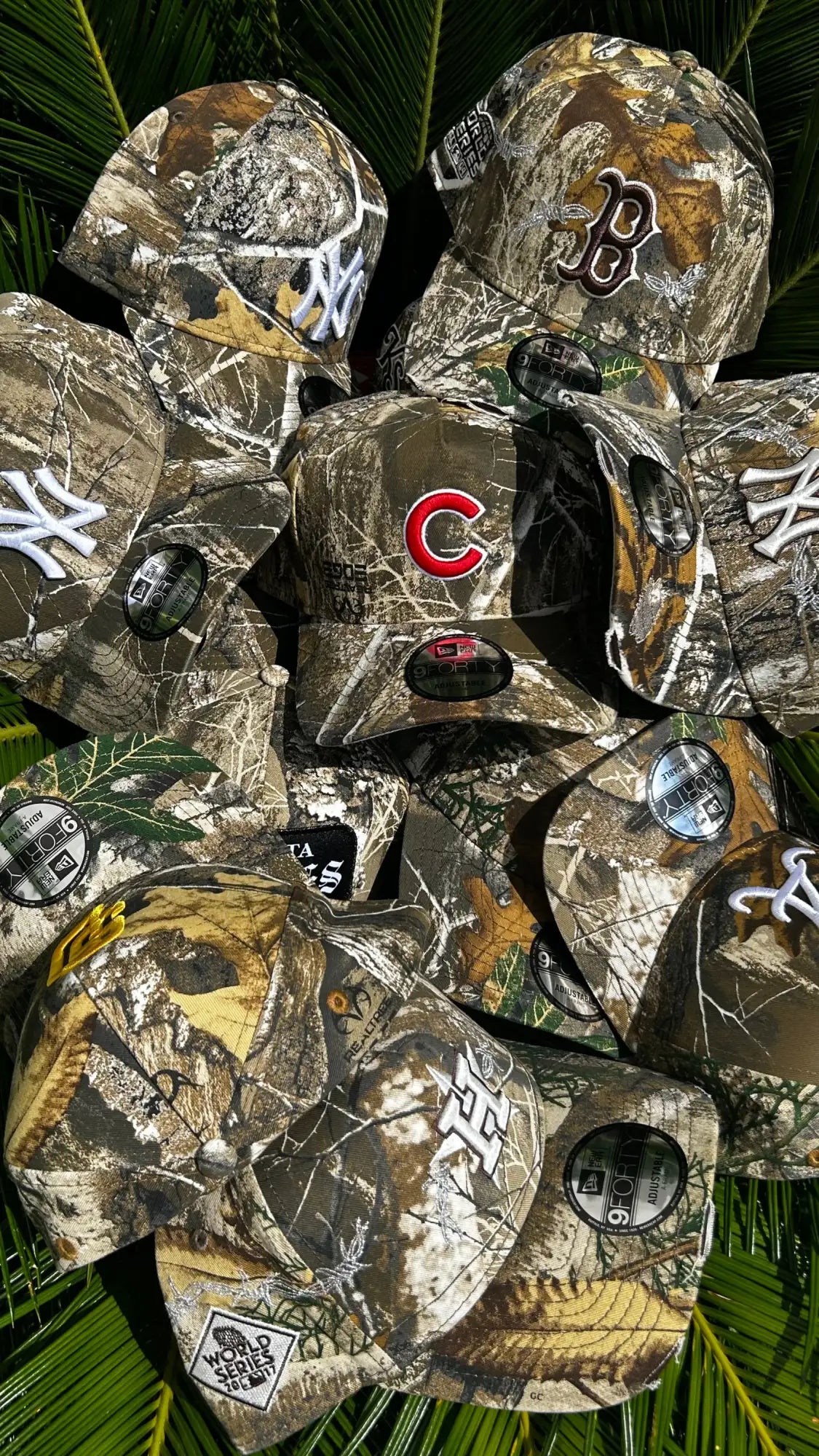 Gorras estilo béisbol de nueva era con estampado de camuflaje y logotipos del equipo en colores contrastantes.
